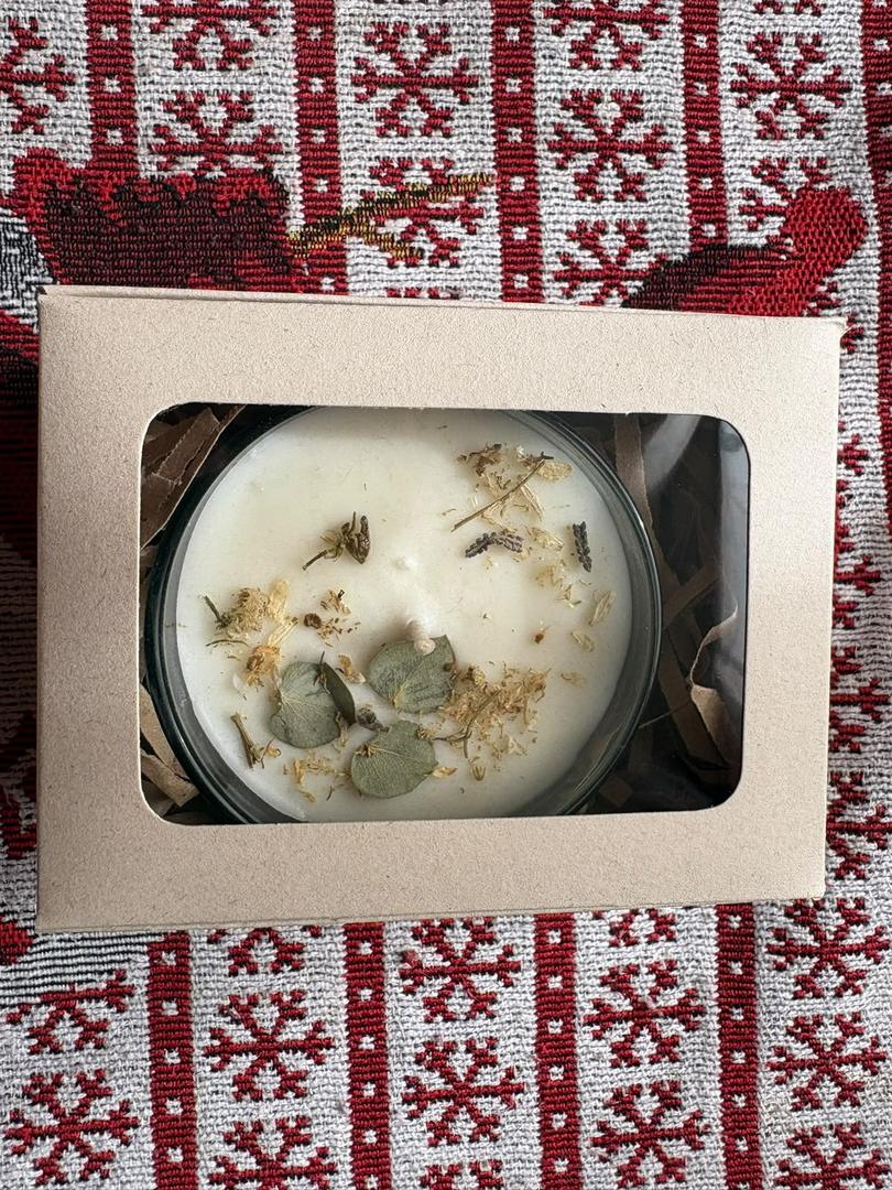Vela de Romelia con flores secas en su caja de regalo